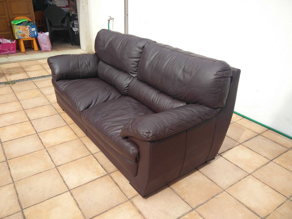 sofá de 3 lugares em Pele Genuína, em estado novo.