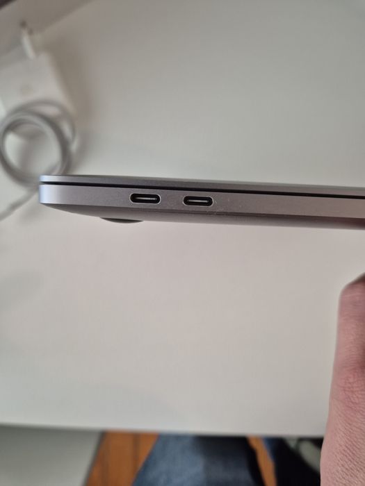 MacBook Pro 13" 2020 — 16GB RAM | 256GB | Touch Bar | PT ISO - Apple