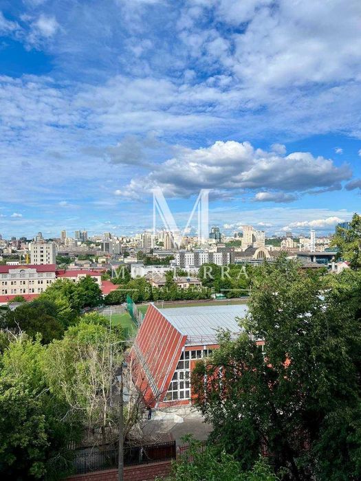 Продаж 3 кімнатної квартири в жилому стані Київ, Правий берег, вул. Стадіонна, метро Вокзальна, центр
