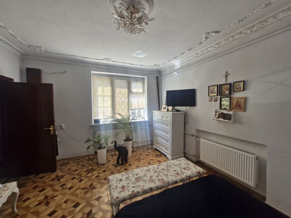 Крепкий жилой дом.