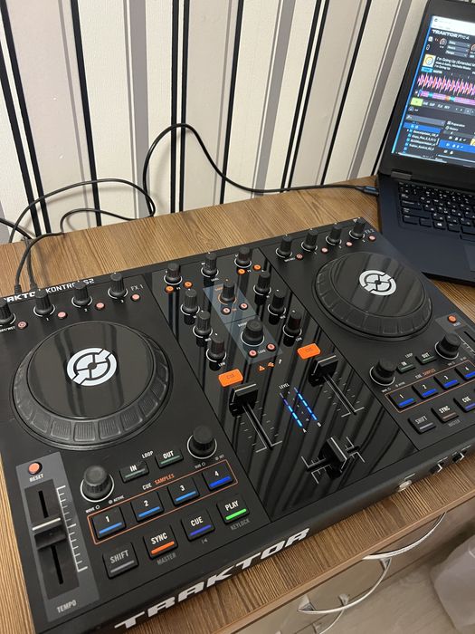 Native Instruments Traktor Kontrol S2. Dj контроллер