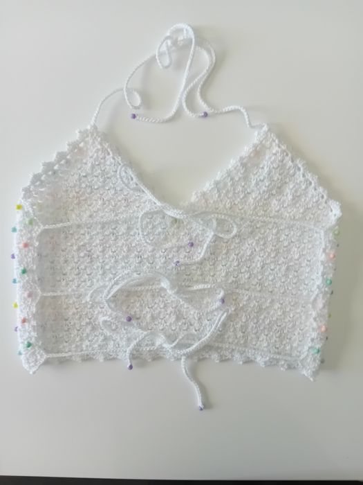 Top em croche sem costas com miçangas