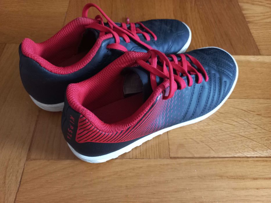 Buty pilkarskie Kipsta r.31 czarno-czerwone!