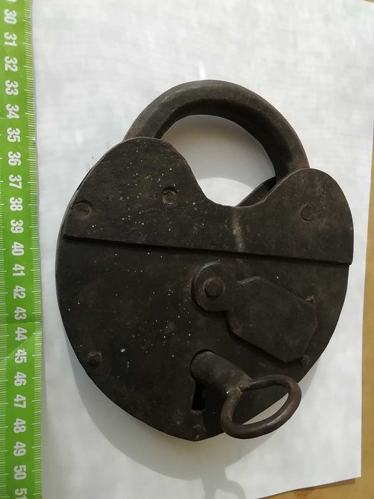 Kłudka żelazna ręcznie kuta z kluczem , śred. ok. 20 cm. Zamienię