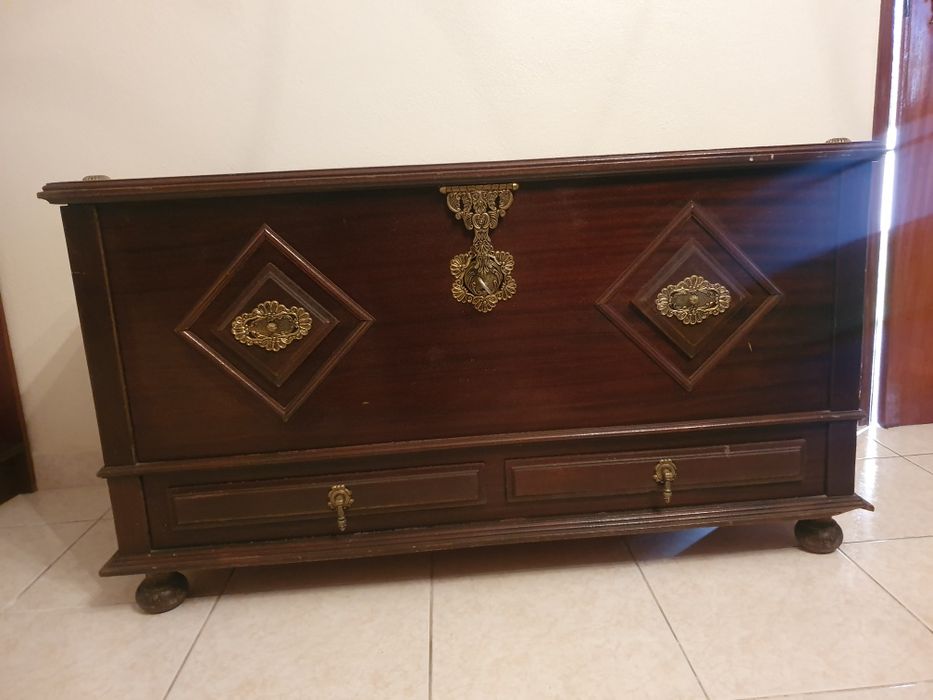 Arca de Madeira escura