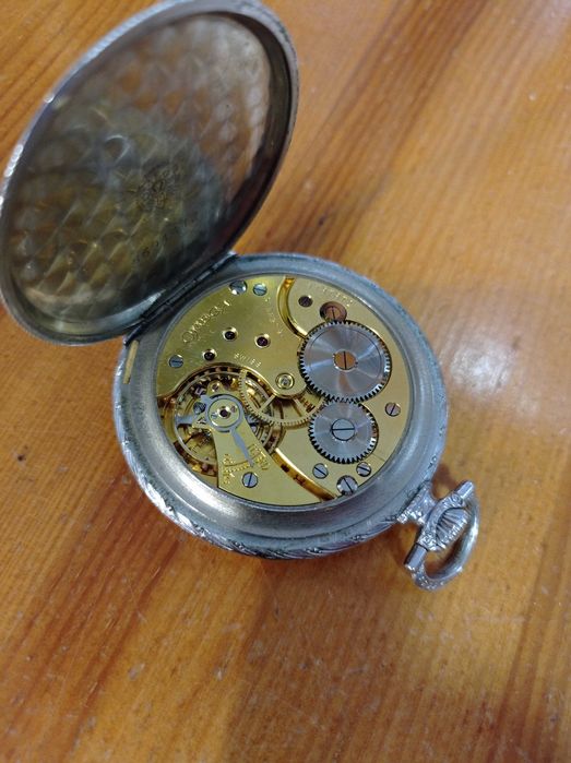 Zegarek kieszonkowy Omega do naprawy.