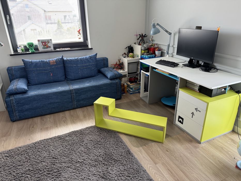 Komplet mebli biurko gamingowe, łóżko kanapa, półka, dywan