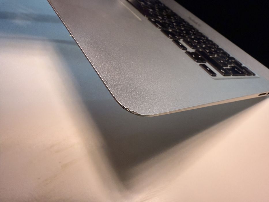 Apple MacBook Air 13” + hardcase