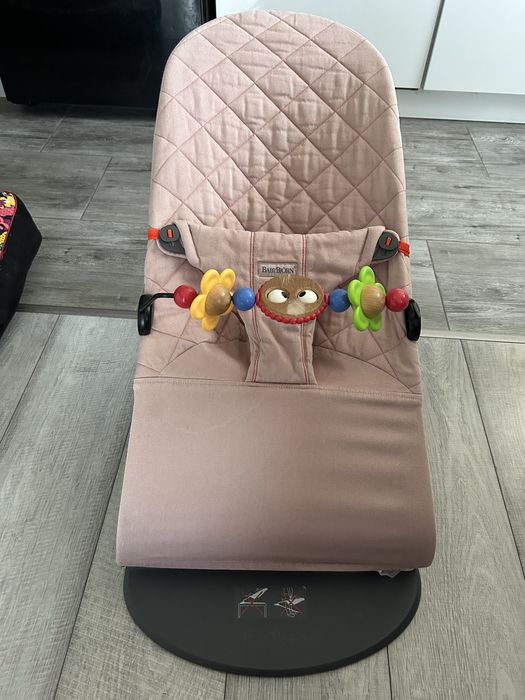 Bujaczek lezaczek baby bjorn dusty rose plus zabawka