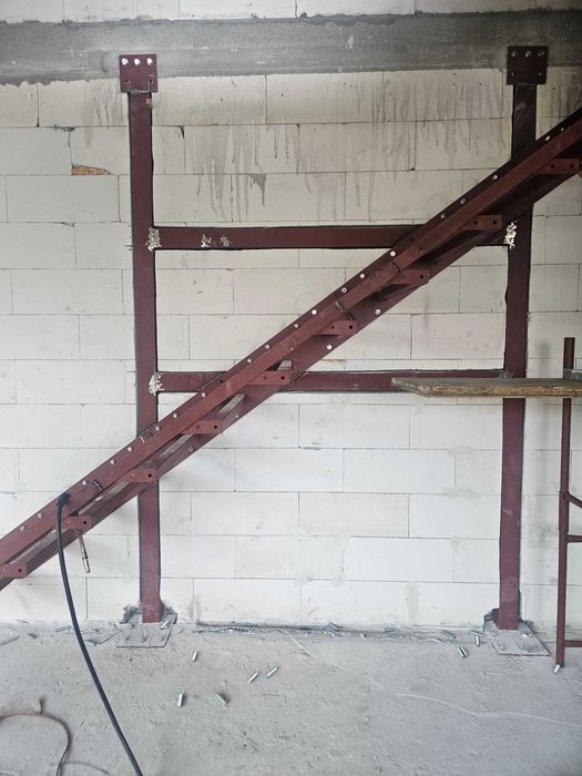 Schody półkowe wspornikowe wiszące - konstrukcja stalowa