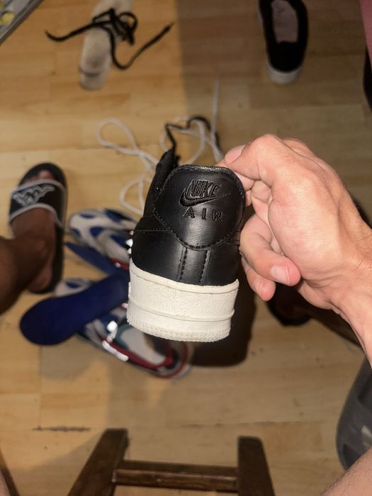Nike Air Force 1 pretos com uma sola branca