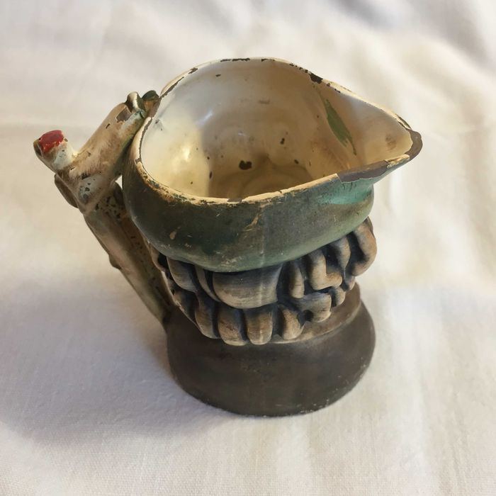 Caneca antropomórfica cerâmica pintada à mão