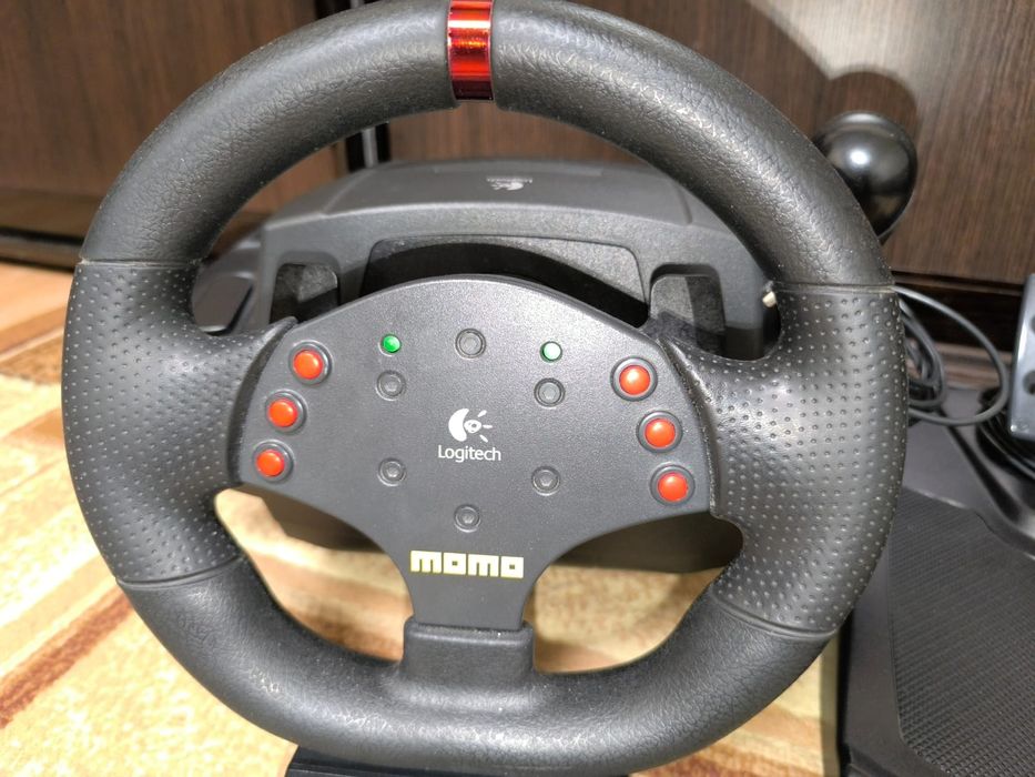 Ігрове кермо,руль Logitech Momo Racing.