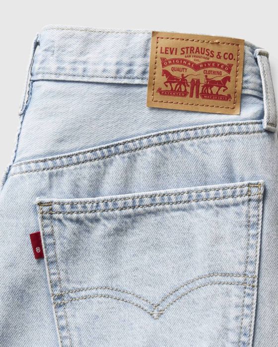 Нові джинси Levi’s з етикетками
