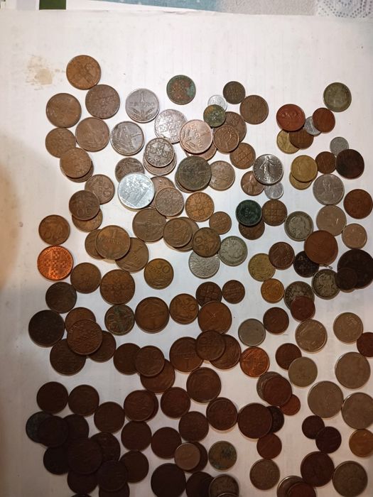 Grande variedade de moedas para coleção