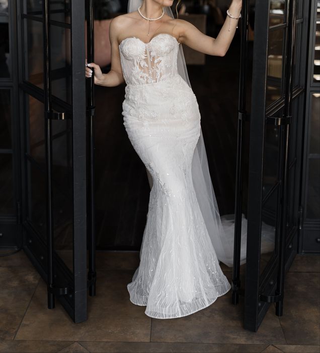 Весільна сукня зі шлейфом!