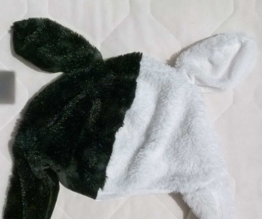 Chapéu monstro preto e branco com patas penduradas