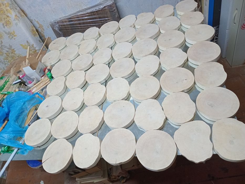 Декоративний спил дерева.