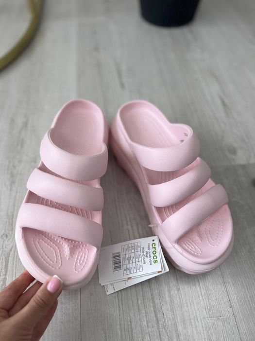 Жіночі шльопанці Crocs Mega Crush Triple Strap W10