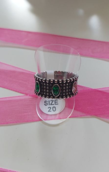 Anel prateado, em aço envelhecido, com 3 zirconias. T20