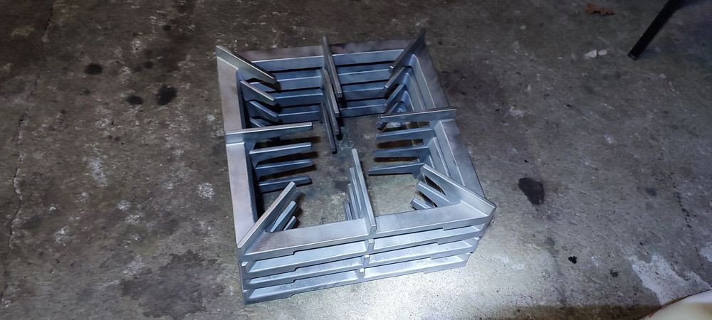 Piaskowanie, szkiełkowanie, sodowanie, czyszczenie małych elementów.