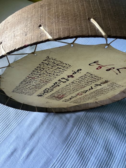 Bębenek z arabskim pismem