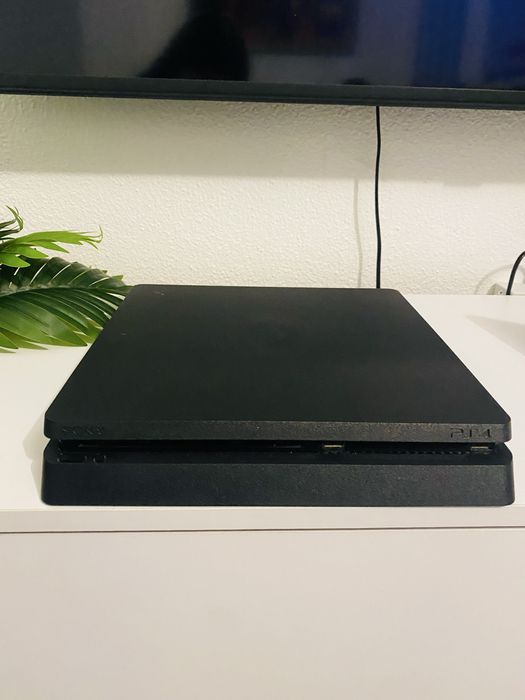 Playstation 4 com 2 comandos e jogos