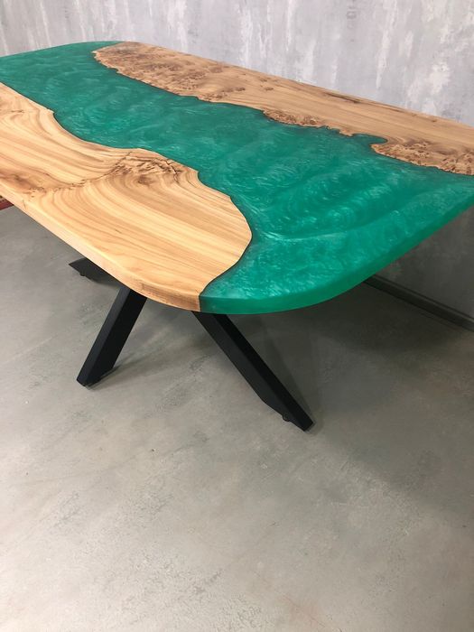 Стіл з епоксидної смоли. Меблі на замовлення.