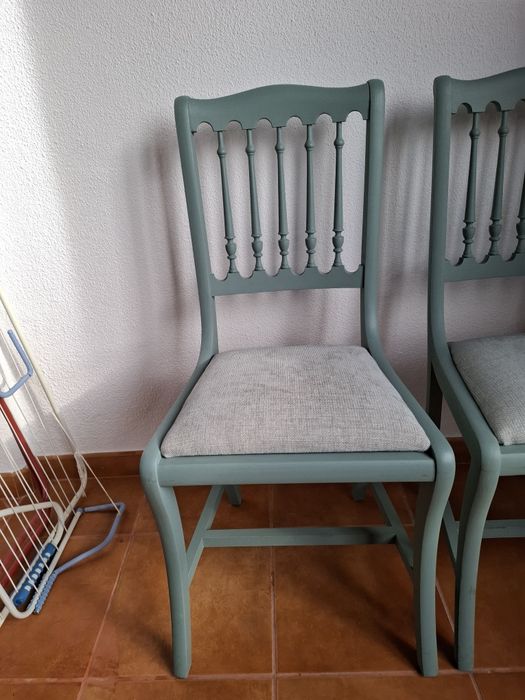 Cadeiras novas pintadas com estofo novo