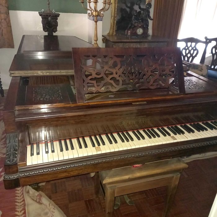 Piano em Pau Santo Medalhado