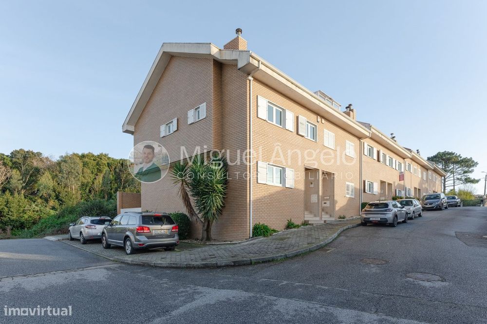 Moradia T3+1 - 2 salas, garagem e vista mar em S. Félix da Marinha