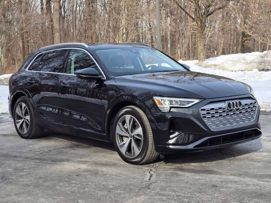 Audi Q8 e-tron      2024