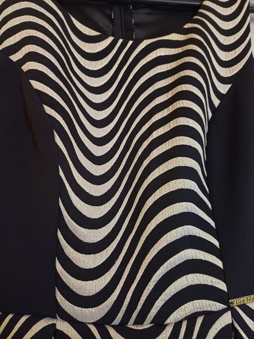 Elegancka sukienka ze złotą nitką i z kieszonkami rozmiar XS