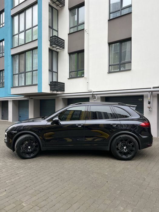Porsche Cayenne black