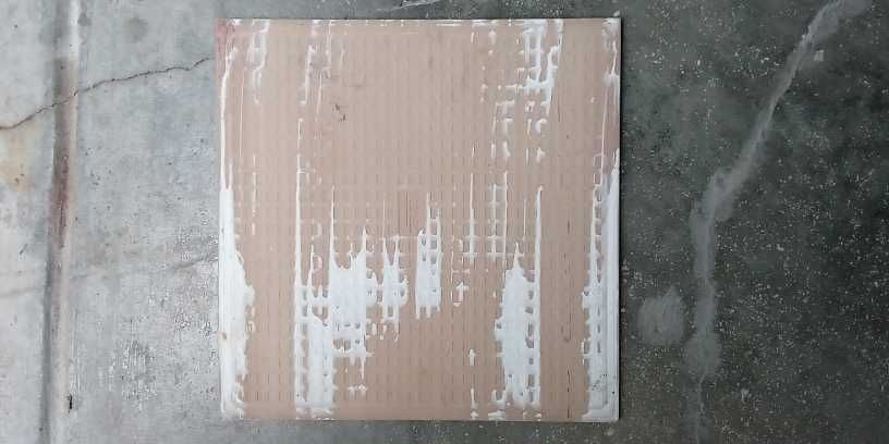 Mosaicos azuis, de   20x20 e  11 Mosaicos vermelhos, com 32x32 cms