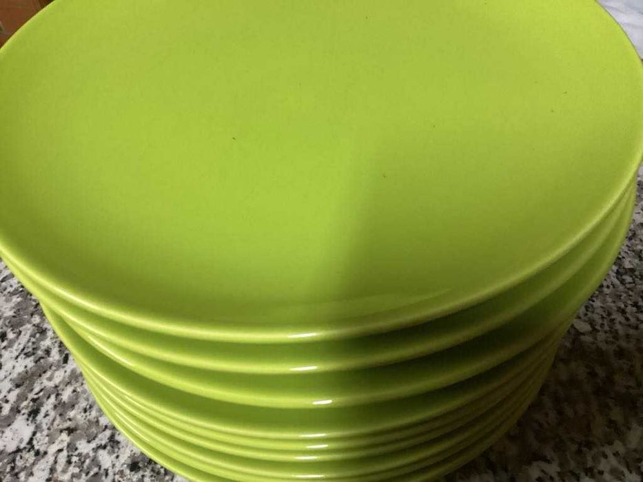 Pratos novos de vários tamanhos