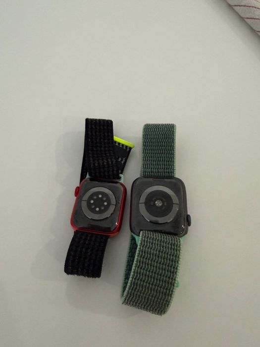 Dois relógios inteligentes Apple.