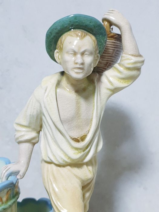 Rara antiga figura de costumes em faiança europeia