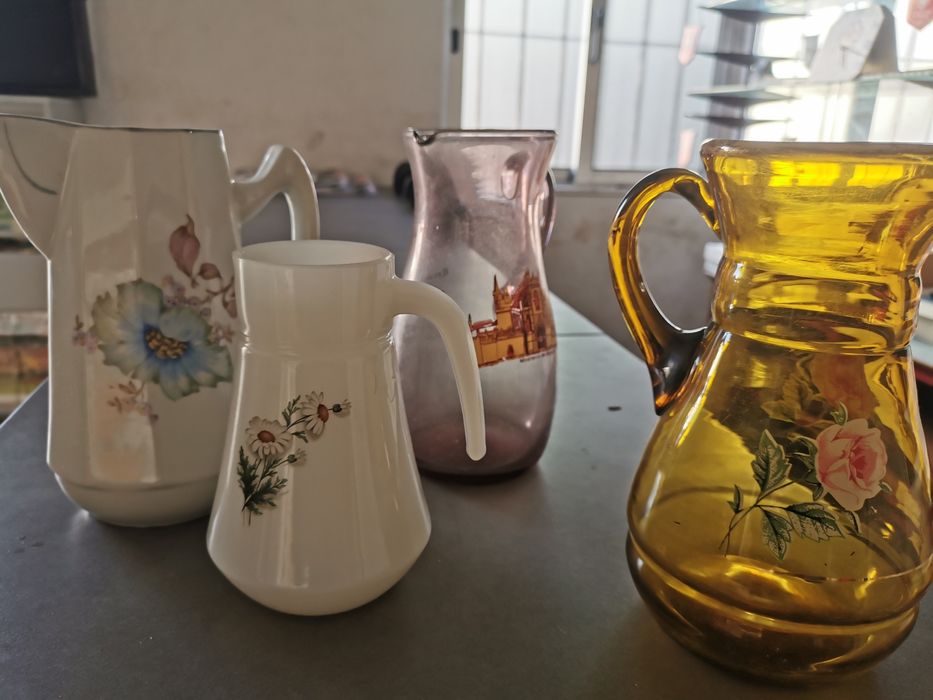 Quatro jarras em vidro.