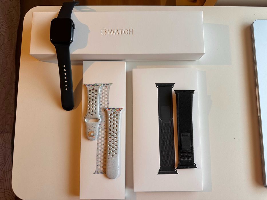 Apple Watch Series 8 GPS 45mm - Midnight Aluminum  +  3 braceletes
