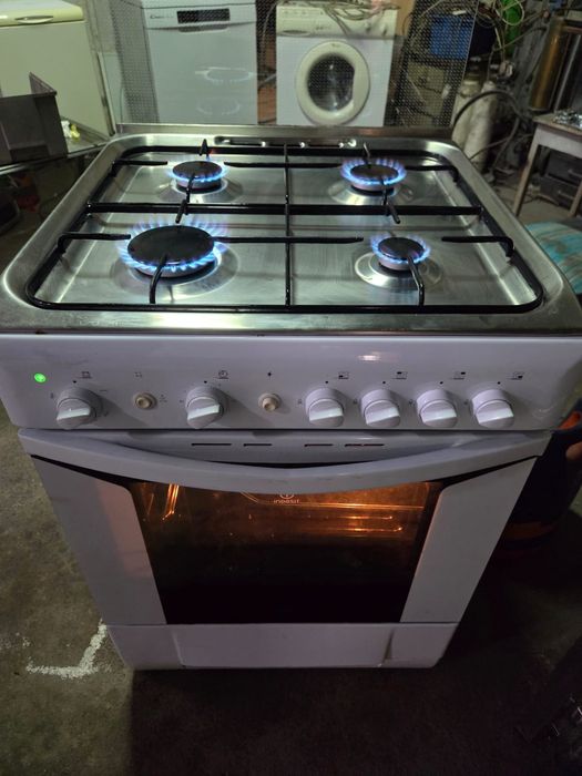 Fogao indesit com forno e bicos a gas ,