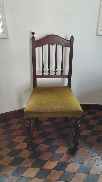 Conjunto de 2 Cadeiras Antigas em Madeira, com Assento Almofadado