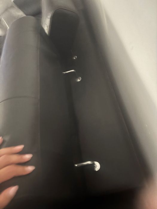 Sofá preto de cabedal