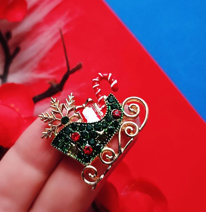 Śliczna broszka sanie