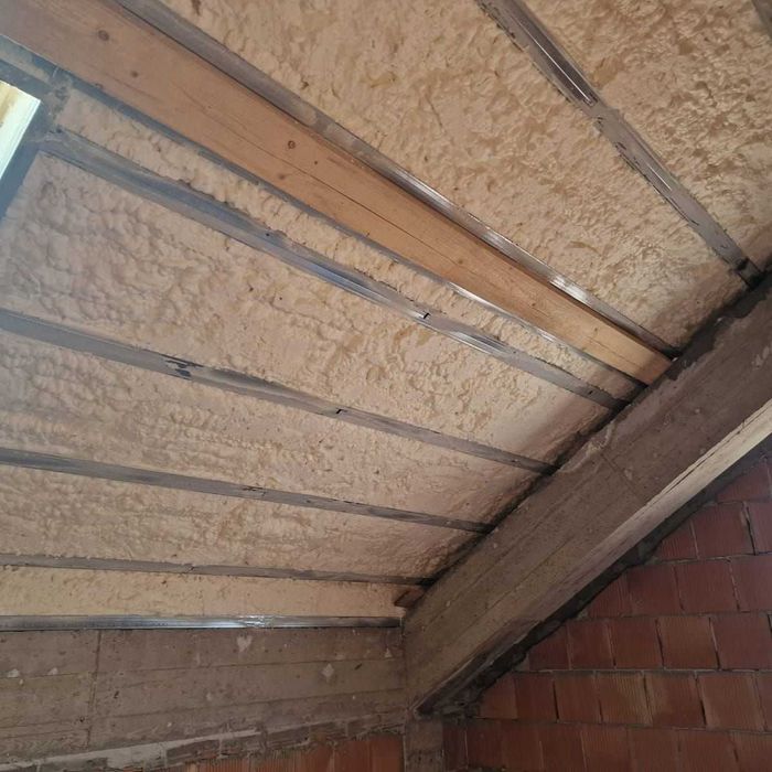 Ocieplanie pianą PUR – profesjonalna izolacja WEŁNA | CELULOZA | PUR