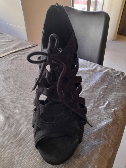 SANDÁLIAS PRETAS COMPENSADAS