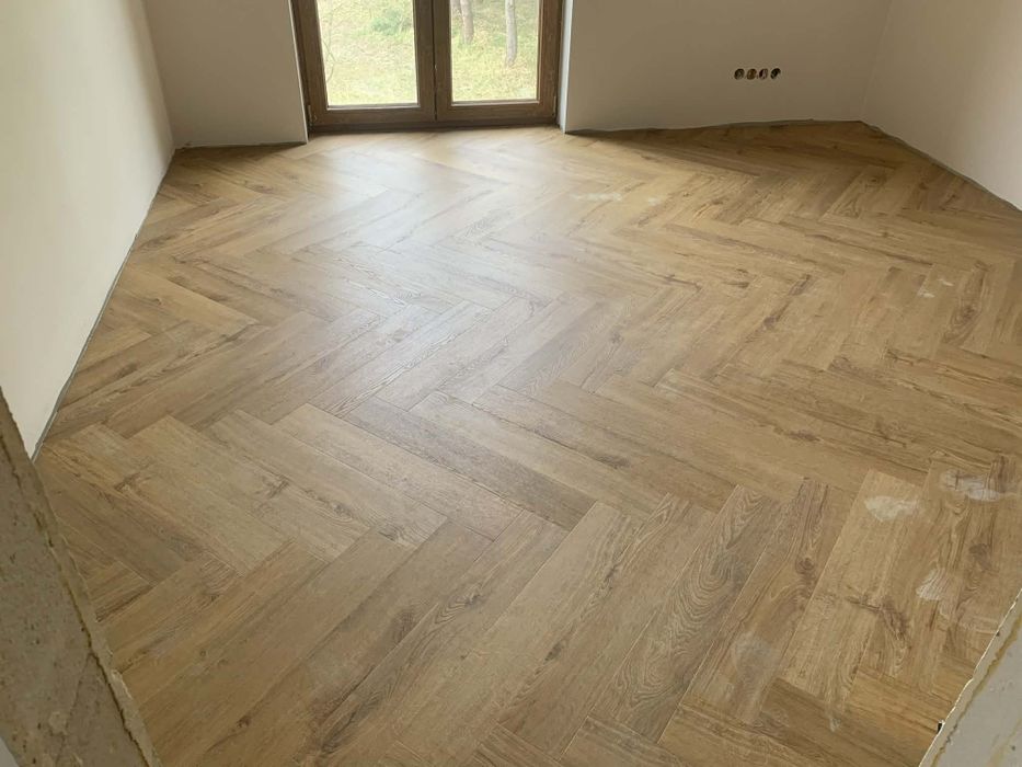 Układanie podłóg z paneli winylowych klejonych do podłoża  oraz innych