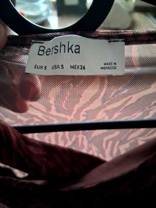 Calça e top Bershka.