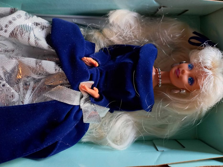 Barbie Winter Velvet Avon 1995