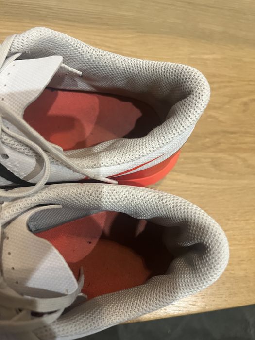 Białe korki Nike Phantom GT w rozmiarze 40 (US 7).m